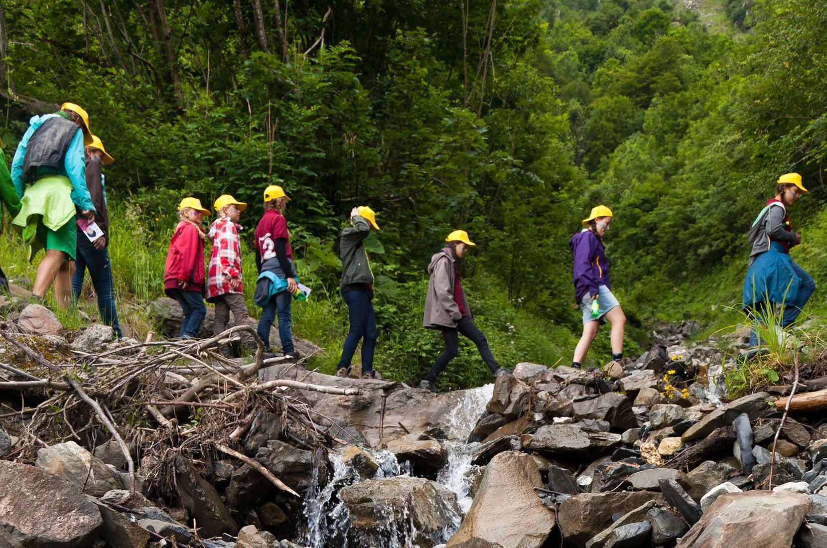 Excursion en famille au chemin des sources d'Elmer Citro. Sur le chemin des sources, tu apprendras tout sur l'histoire d'ELMER Citro et sur les sources, ainsi que sur le thème de l'eau, grâce à 5 panneaux de connaissances.