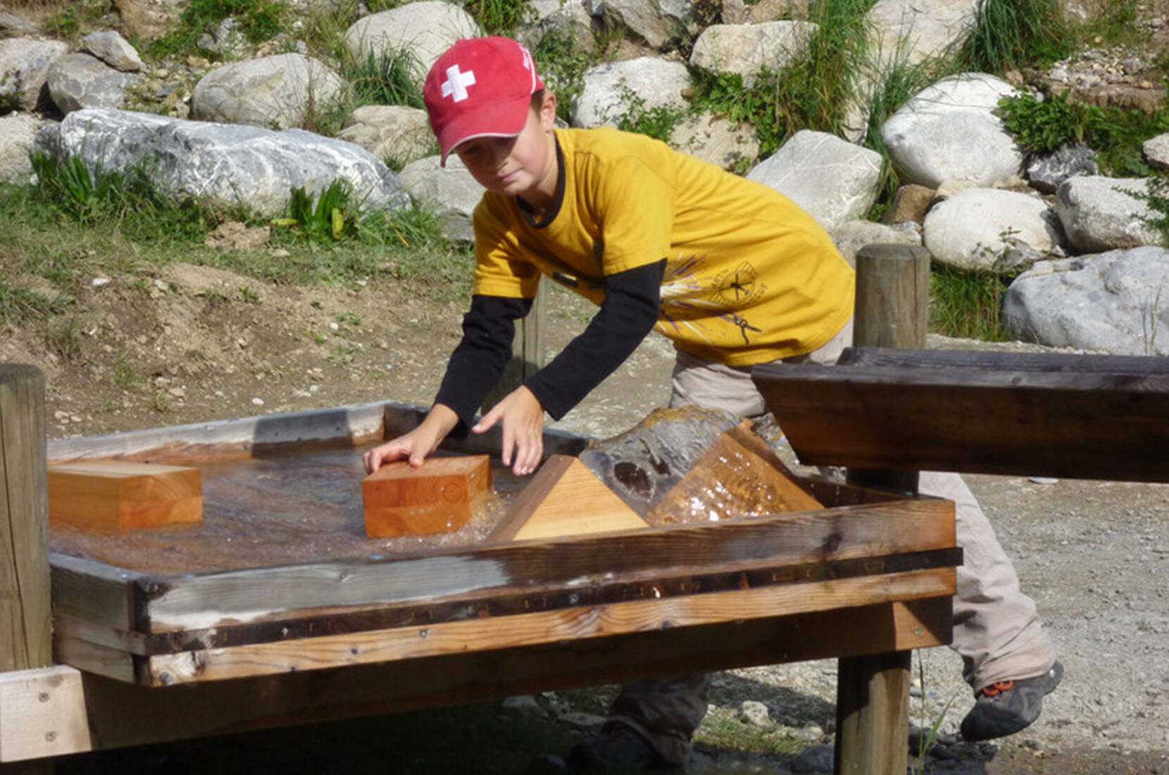 Familienausflug Wasserspielplatz «Gwunderwasser» Diemtigen. Hier können Kinder die natürliche Gewässerdynamik erfahren, Bäche umleiten, stauen und wieder befreien.