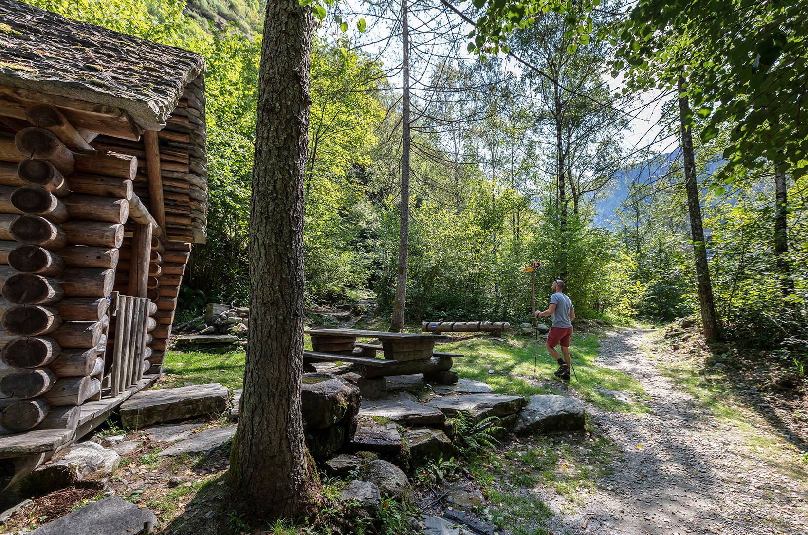 Excursion en famille Sentierone Verzasca. Une des plus belles randonnées du Tessin, le long de la Verzasca qui traverse toute la vallée jusqu'à Sonogno.