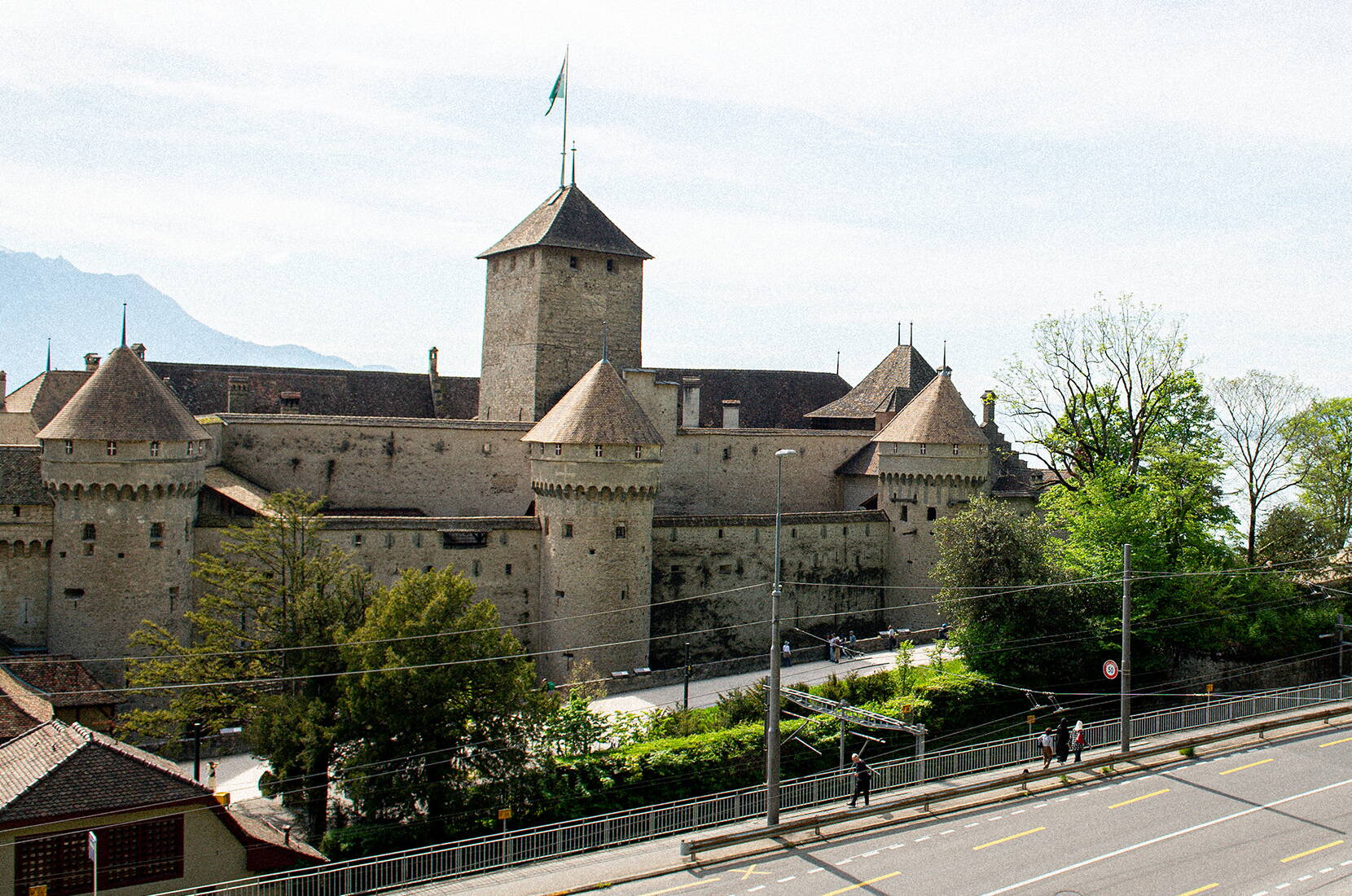 Panorama sur le Château de Chillon, le lac Léman et les montagnes depuis la terrasse du musée.