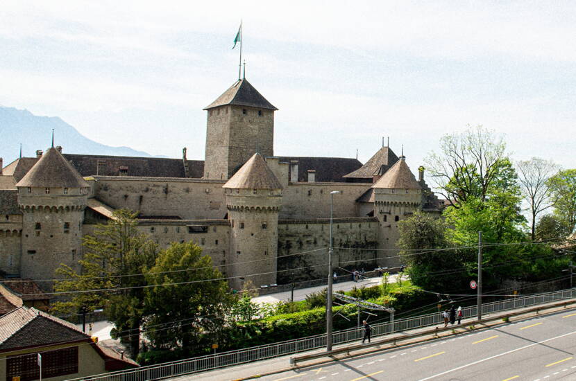 Zoom: Panorama über das Schloss Chillon, den Genfersee und die umliegenden Berge – gesehen von der Museumsterrasse.