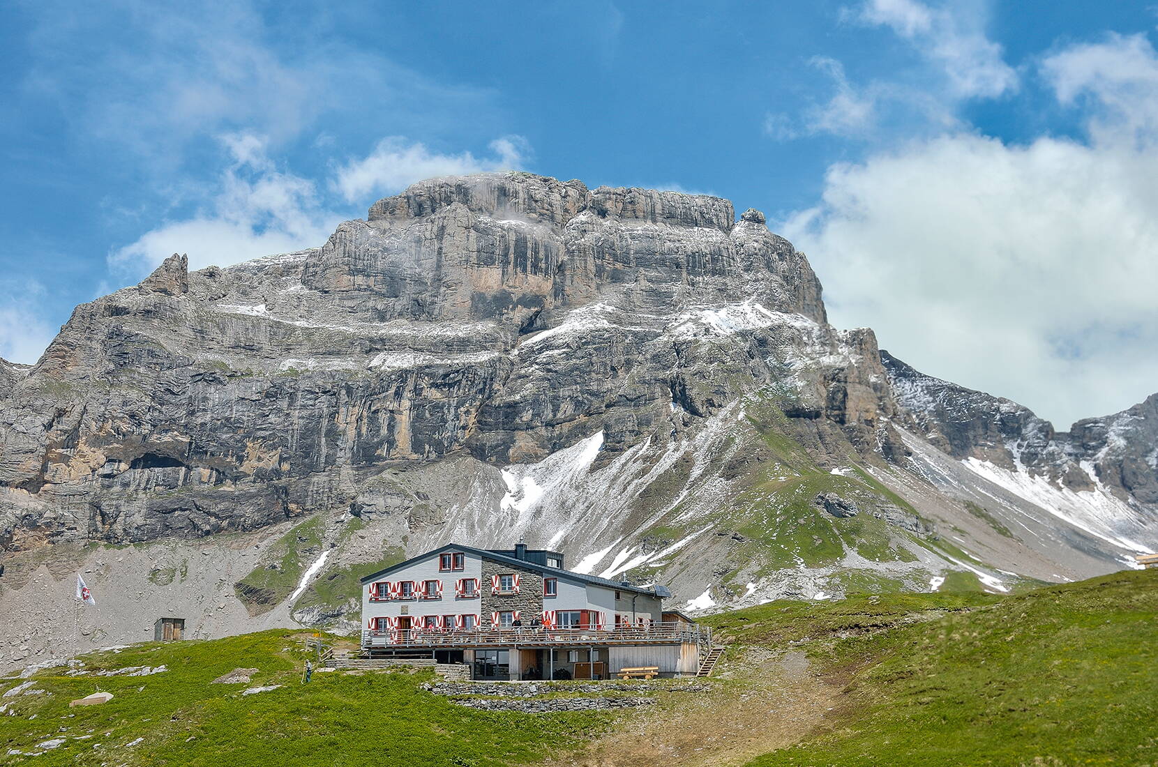 Ein Erlebnisort für Wanderer, Familien und Alpinisten. Schöne Sonnenuntergänge, feines Essen und wunderschöne Bergwelt geniesst man in der Rugghubelhütte.