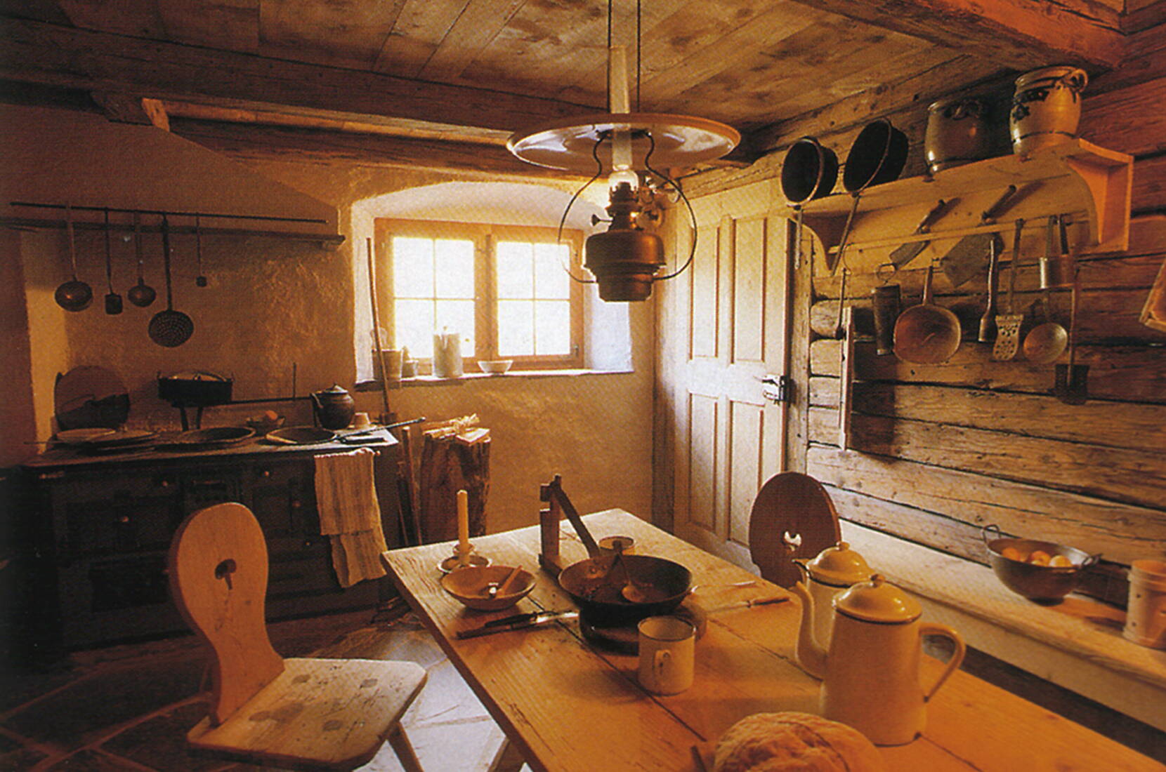 Excursion en famille – la première étape du sentier Heidi mène de la gare de Maienfeld à Heidi, dans le village Heidi, en passant par la petite ville historique de Maienfeld et les vignobles.