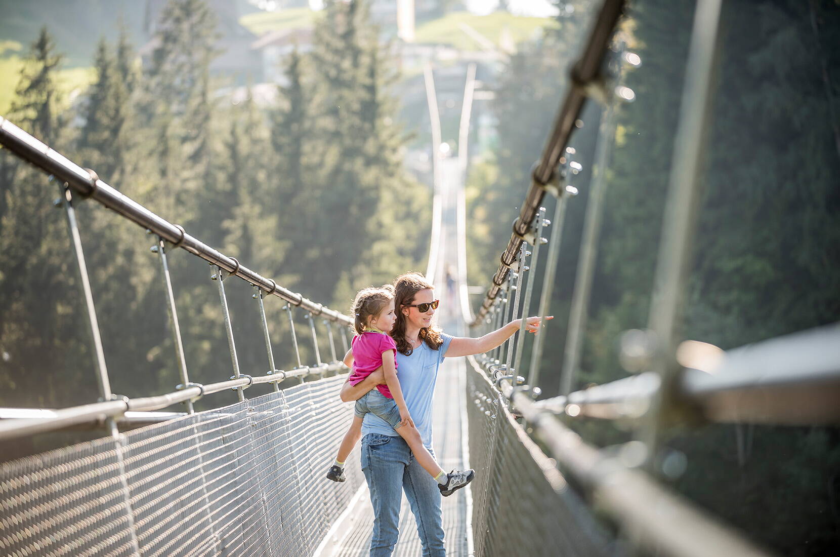  An der frischen Luft sein und sich nach Herzenslust austoben. Dies bietet dir und deinen Kindern die Kinderwelt von Sattel-Hochstuckli.