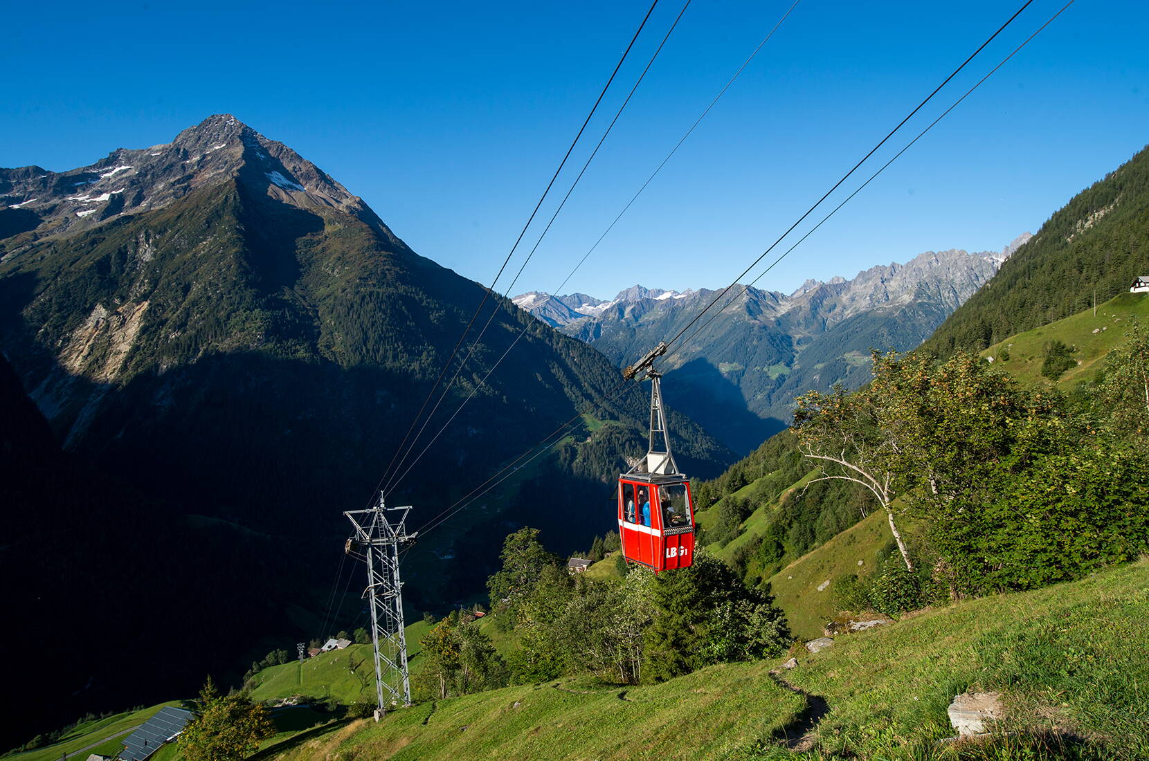 Spektakuläre Luftseilbahnen führen in den siebten Himmel und zu himmlischen Bergseen. In den malerisch gelegenen Gasthäuser und Hütten, bekannt für die Älplermagronen und weiteren urnerischen Spezialitäten, geniesst man seinen Aufenthalt mit einem herrlichen Blick in die Bergwelt.