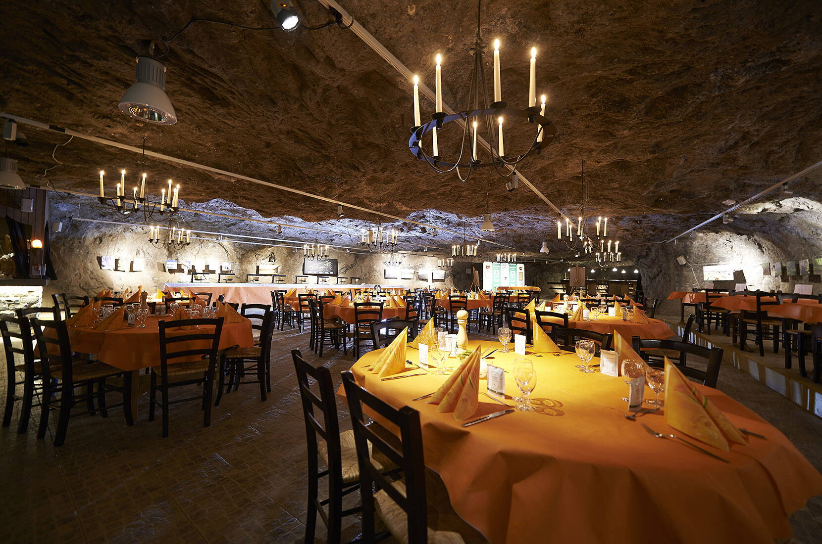 Familienausflug Mines de Sel de Bex. Drehe das Rad der Zeit zurück und begebe dich auf die Spuren der Grubenarbeiter auf der Suche nach dem «weissen Gold». Entdecke die Beeindruckenden Leistungen, die unsere Vorfahren im letzten noch in Betrieb stehenden Salzbergwerk der Schweiz, vollständig von Hand vollbracht haben.