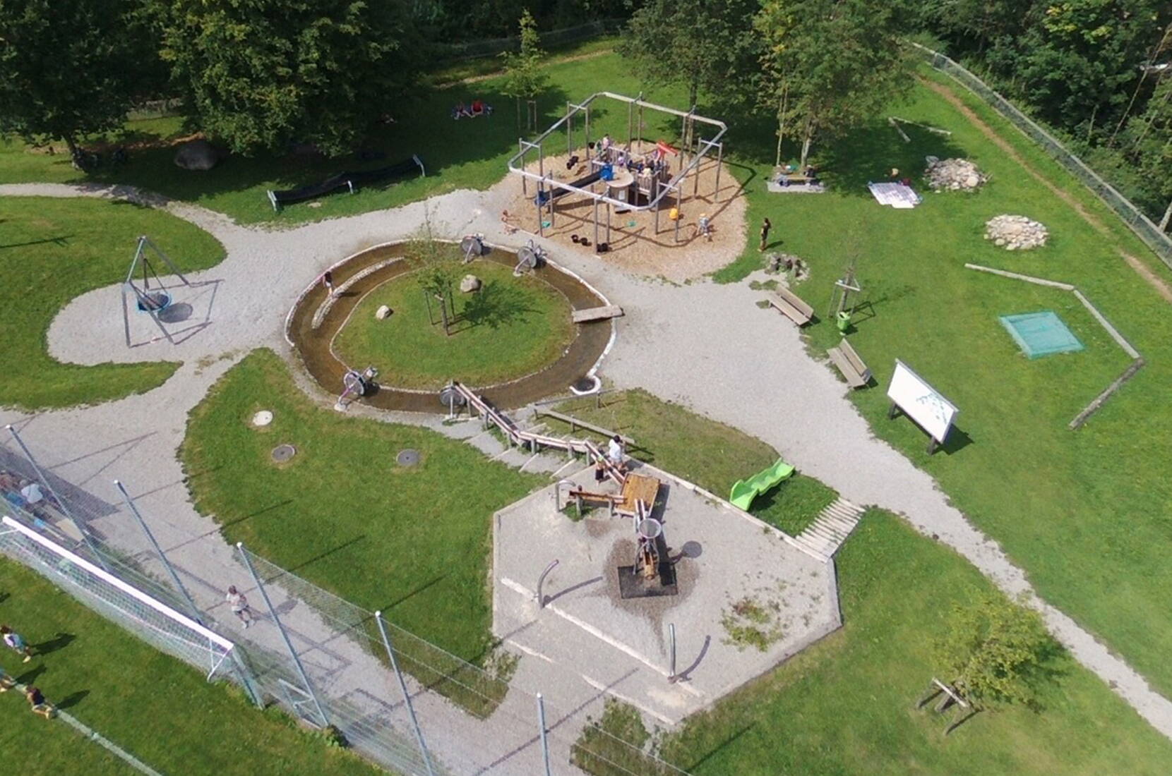 Excursion familiale à l'aire de jeux autour de l'énergie à Entlebuch. Sur la nouvelle place de jeux sur l'énergie, les enfants peuvent se consacrer de manière ludique au thème des énergies renouvelables. En même temps, ils peuvent utiliser leurs propres réserves d'énergie et s'en donner à cœur joie sur les nombreux jeux.