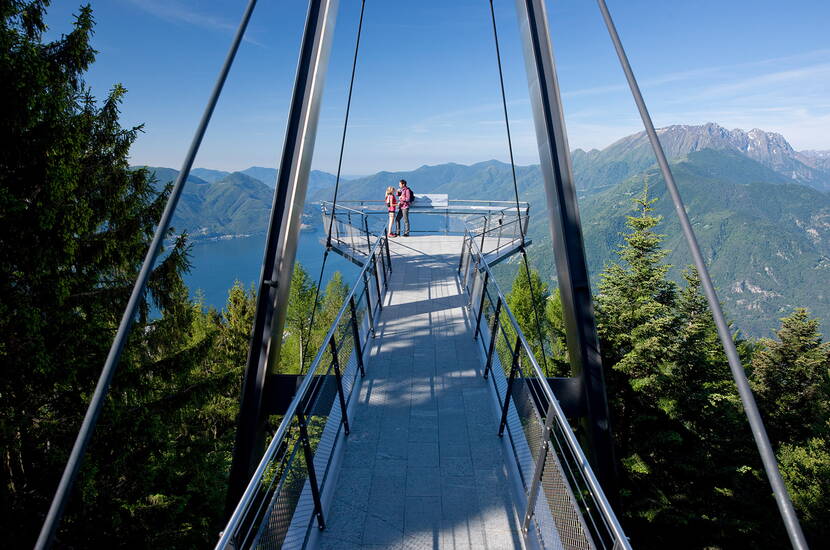 Zoom: Für Familien ist Cardada Cimetta der ideale Ort, um in frischer Luft, in einer fabelhaften Landschaft gemeinsam Spass zu haben; Zwei Spielzonen, Spielspazierweg, Spielplatz «Arche Noah» und Schatzsuche rund um den Berg.