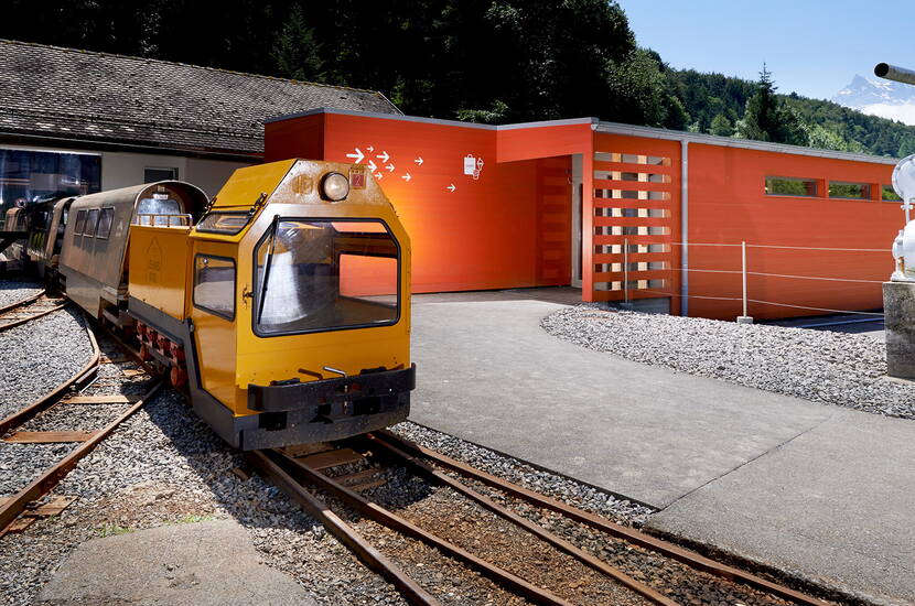 Zoom: Excursion en famille aux Mines de Sel de Bex. Remonte la roue du temps et pars sur les traces des mineurs à la recherche de «l'or blanc». Découvre les performances impressionnantes que nos ancêtres ont réalisées, entièrement à la main, dans la dernière mine de sel de Suisse encore en activité.