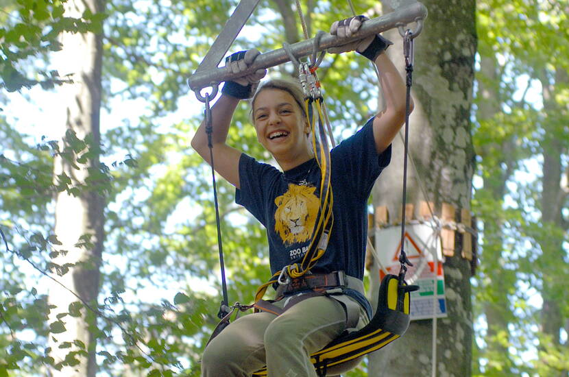 Zoom: 20 % de réduction sur les prix d'entrée au parc d'aventures accrobranche de Balmberg. Téléchargez maintenant le bon et profitez-en. 230 grimpeurs peuvent prendre place en même temps et escalader des hauteurs allant jusqu'à 20 mètres. Les enfants dès 4 ans sont de la partie grâce à un système de sécurité spécial. 