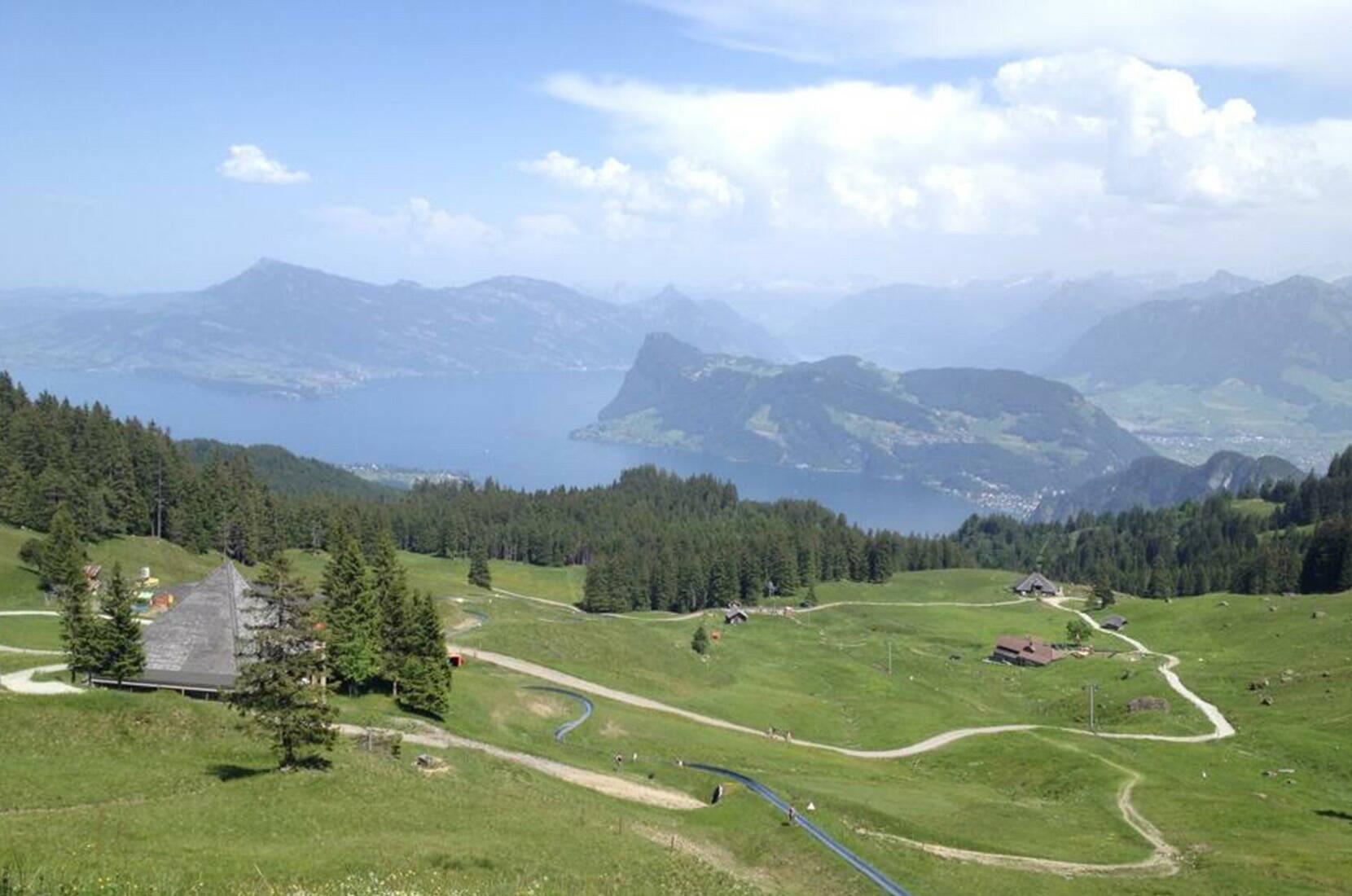 Die spektakuläre Fahrt auf der längsten Sommer-Rodelbahn der Schweiz beginnt in unmittelbarer Nähe der Bergstation Fräkmüntegg. Zahlreiche Steilkurven und «Drachenlöcher»-Tunnels im 1350 Meter langen Chromstahlkanal versprechen actionreiches Tempo und adrenalingeladenen Spass.