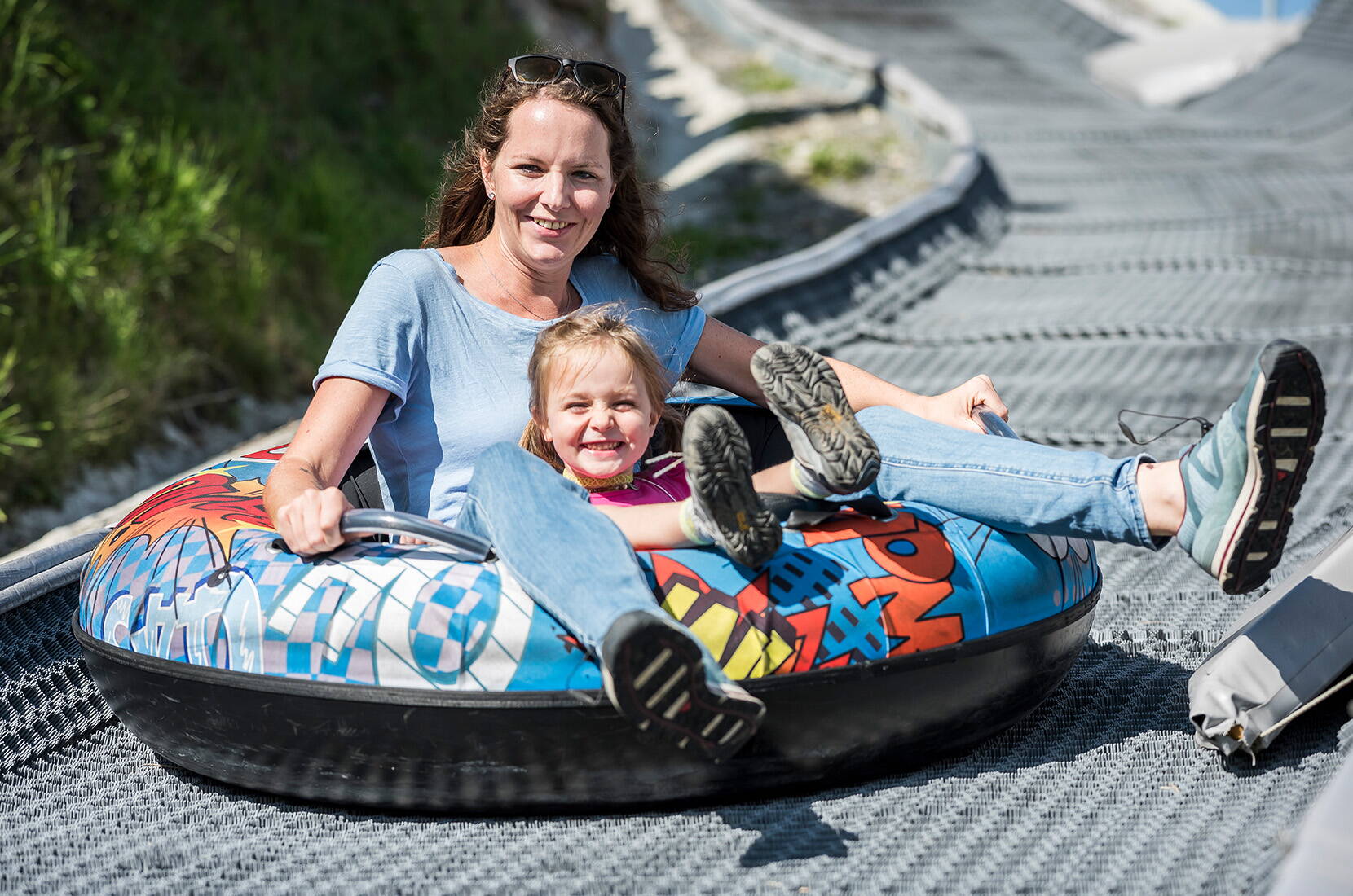 Es erwarten euch eine Hüpfburganlage, kurvige Sommerrodelbahn, flotte Tubinganlage, Hängebrücke und diverse Rundwanderwege. Das RUNDum tolle Sommererlebnis!