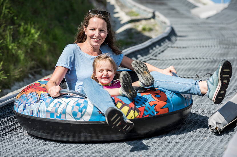 Zoom: Es erwarten euch eine Hüpfburganlage, kurvige Sommerrodelbahn, flotte Tubinganlage, Hängebrücke und diverse Rundwanderwege. Das RUNDum tolle Sommererlebnis!