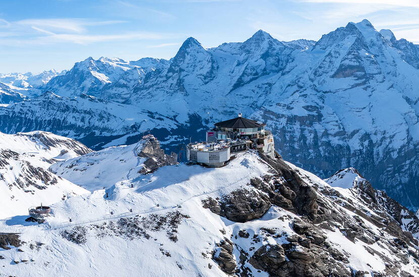 Zoom: Ici, ce n’est pas seulement le restaurant qui tourne, mais aussi ton regard qui se perd dans le paysage montagneux impressionnant.