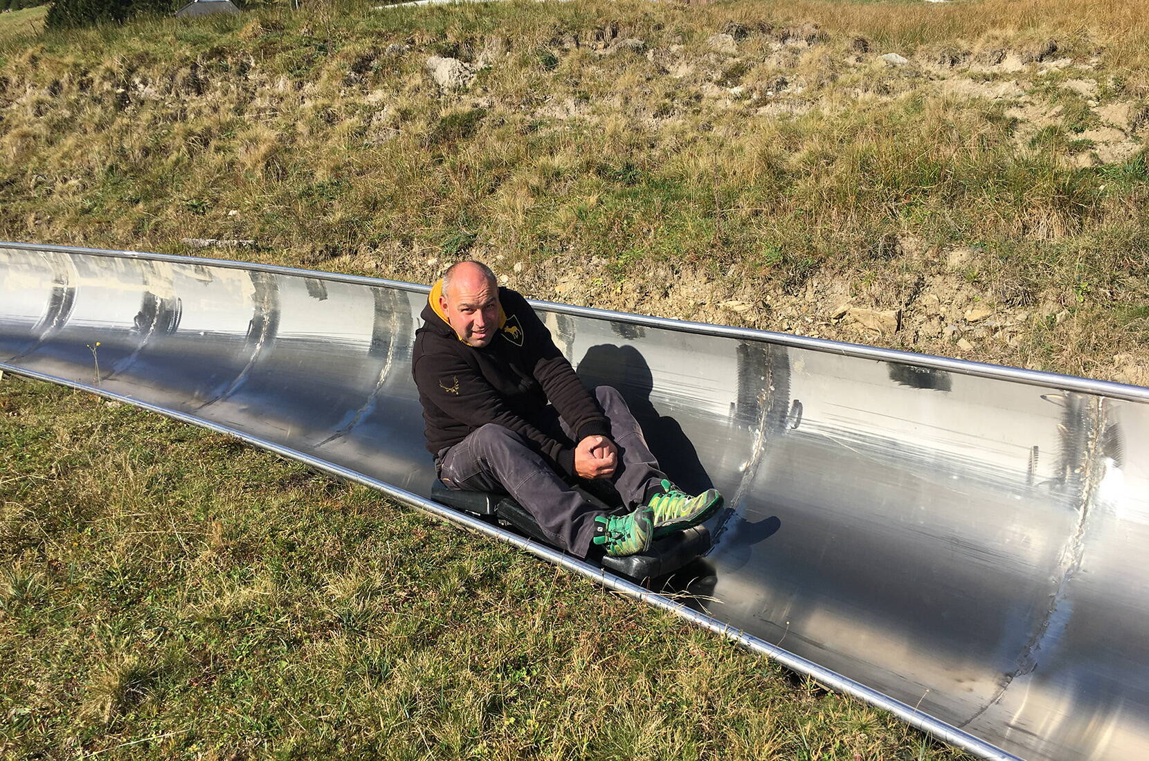 Die spektakuläre Fahrt auf der längsten Sommer-Rodelbahn der Schweiz beginnt in unmittelbarer Nähe der Bergstation Fräkmüntegg. Zahlreiche Steilkurven und «Drachenlöcher»-Tunnels im 1350 Meter langen Chromstahlkanal versprechen actionreiches Tempo und adrenalingeladenen Spass.