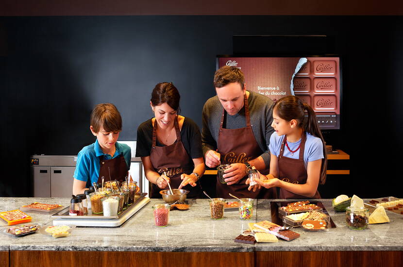 Zoom: Un groupe crée et décore du chocolat lors de l’atelier de Maison Cailler.