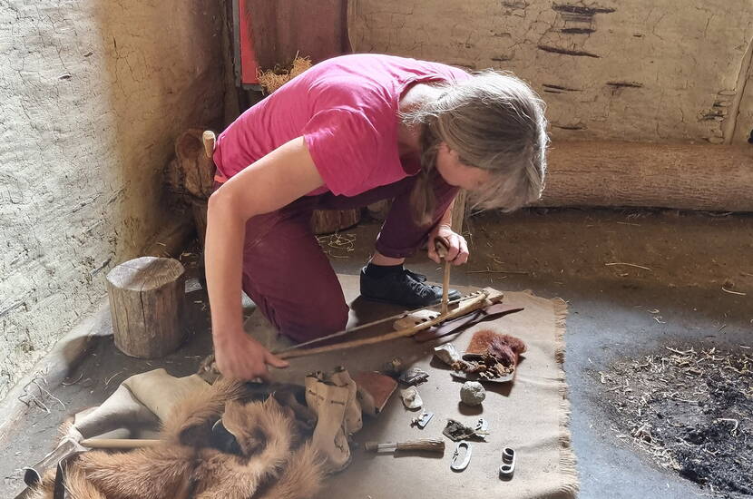 Zoom: Das Pfahlbaudorf stellt eine typische, jungsteinzeitliche Siedlung der Schweiz dar. In den verschiedenen Workshops kannst du die vorgeschichtlichen Handwerkstechniken in einer authentischen Umgebung mit allen Sinnen entdecken und erforschen. 