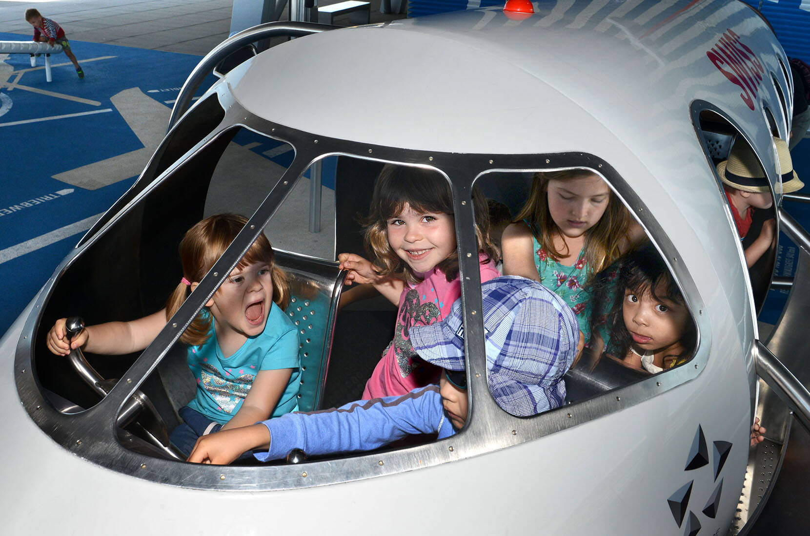 Auf über 7500 Quadratmetern laden auf der Zuschauerterrasse B ein Miniflugplatz für die Kinder, Fluginformationsstellen und ein Entdeckungspfad rund um das Thema «Faszination Fliegen» zum Verweilen ein.