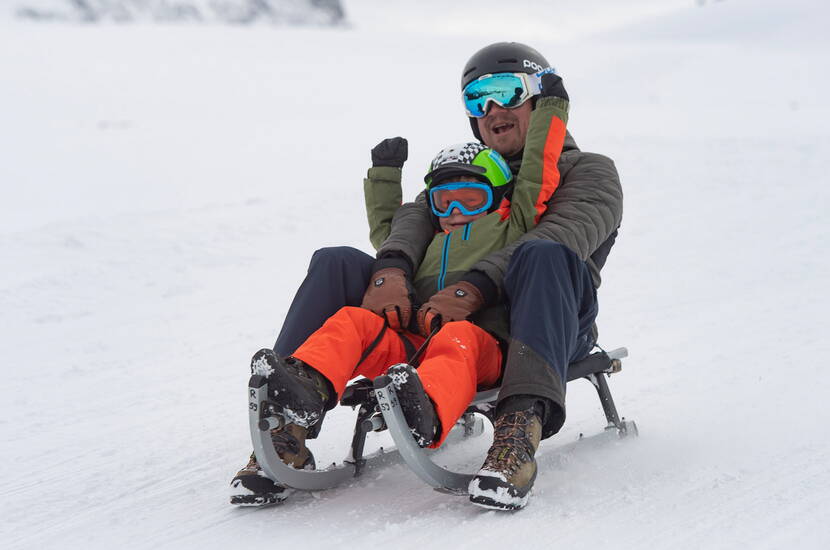 Zoom: 20 % de réduction sur les cartes journalières de luge Betelberg. 9 kilomètres de pistes de luge t'attendent! Comme alternative au ski, comme programme en cas de mauvais temps ou simplement comme sortie en famille, les pistes de luge de Betelberg sont idéales pour les jeunes et les moins jeunes. 