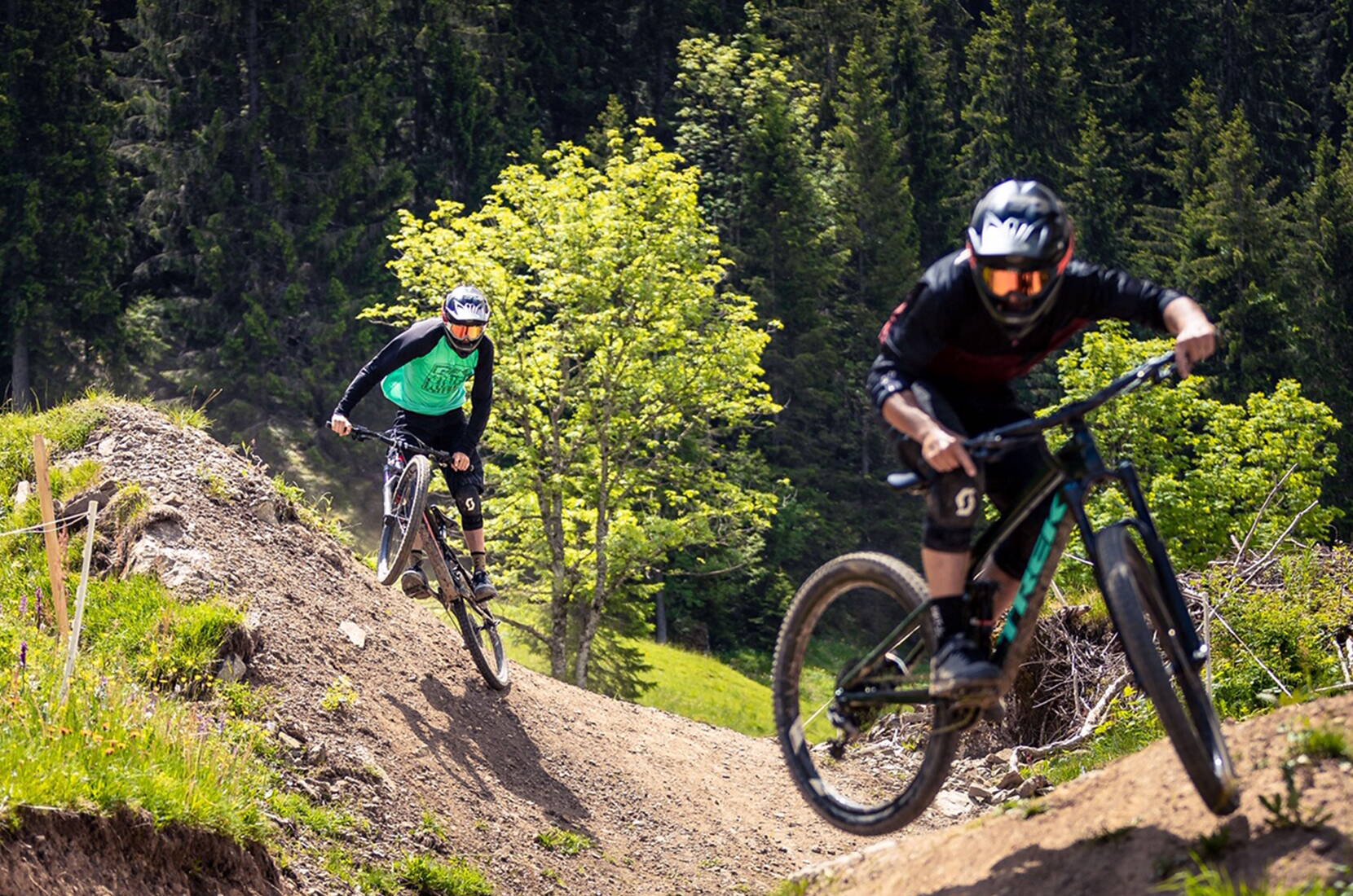 Familienausflug Clientis Flowtrail Marbachegg. Die 4 km lange abwechslungsreiche Strecke ist mit vielen spielerischen Elementen versehen. Die Biker von Klein bis Gross, ob Jung oder Alt sind gleichermassen begeistert von den vielfältigen Herausforderungen über Stock und Stein.