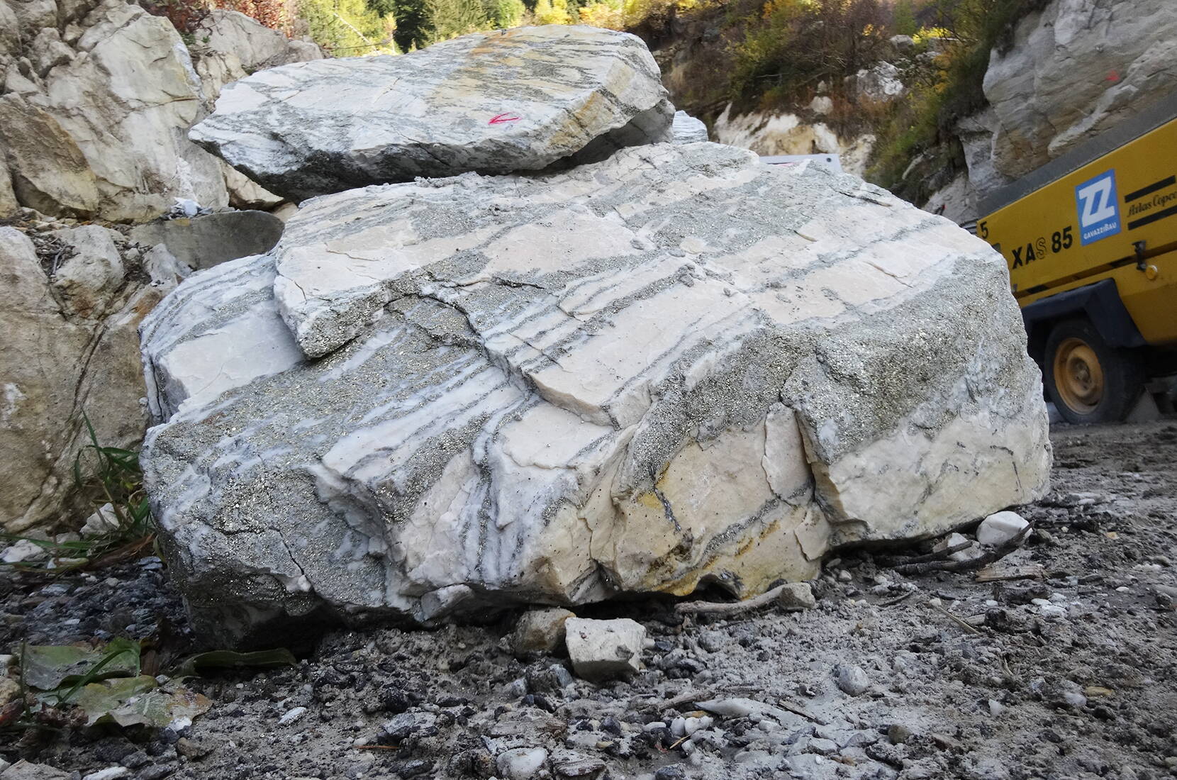 Die Mineraliengrube Lengenbach, eine der 10 berühmtesten Mineralienfundstellen der Welt. Nicht nur Sammler, nein auch Familien, deren Kinder vor allem nach dem Katzengold suchen, besuchen die Mineraliengrube.