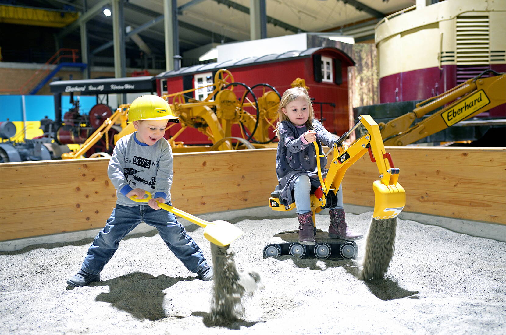 Buts d'excursion Mittelland - Excursion en famille au musée de la pelleteuse EBIANUM. Les petits visiteurs s'attardent dans le bac à sable, jouent au chantier avec des machines de construction en miniature, essaient différents tracteurs à pédales, chariots élévateurs et Bobby Cars et s'assoient dans une vraie pelleteuse, un camion, un dozer, un tracteur & Trax.