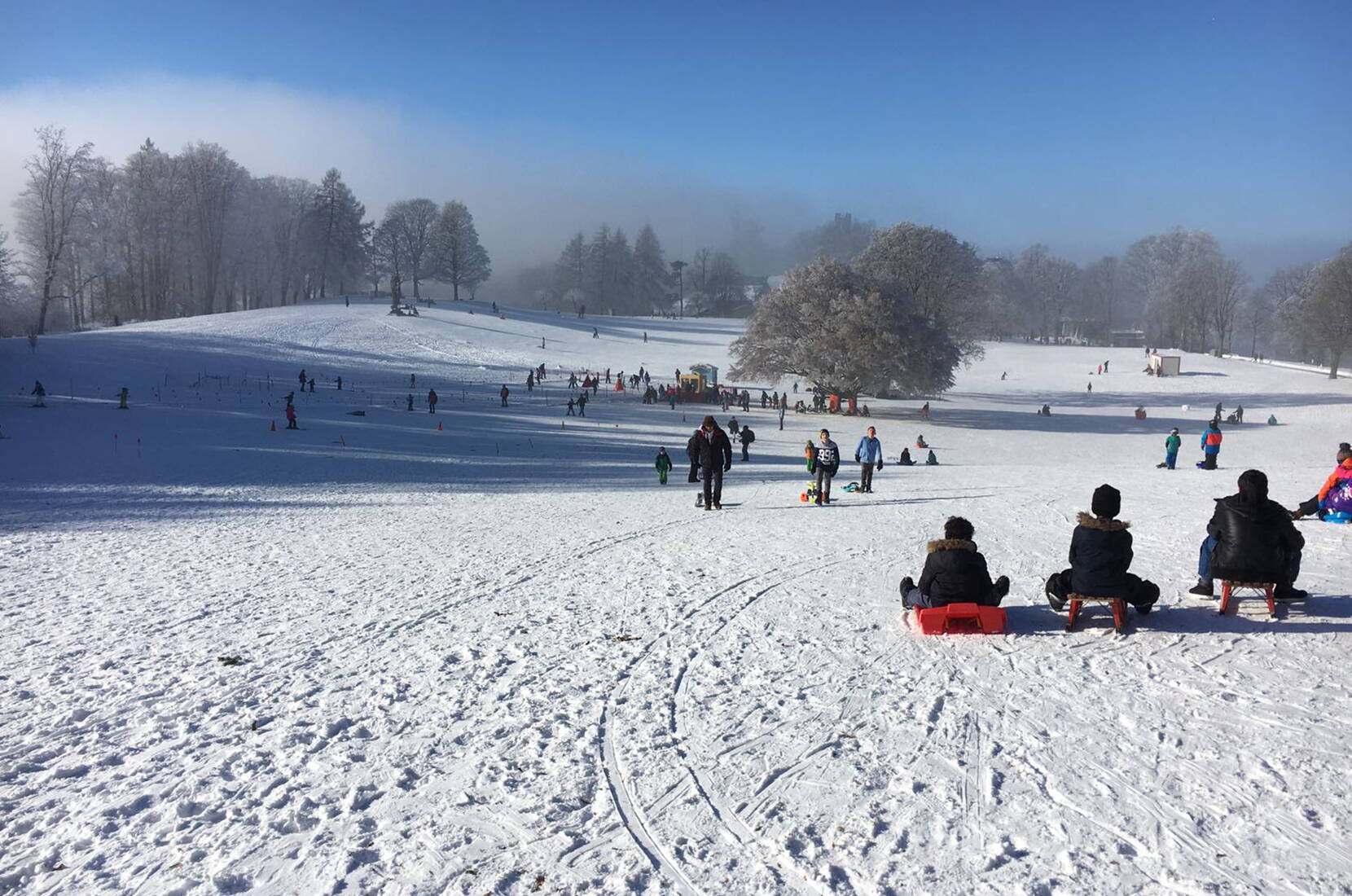 Escursione per famiglie al Gurten, la montagna locale di Berna. Slittino e sci e altre offerte interessanti.
