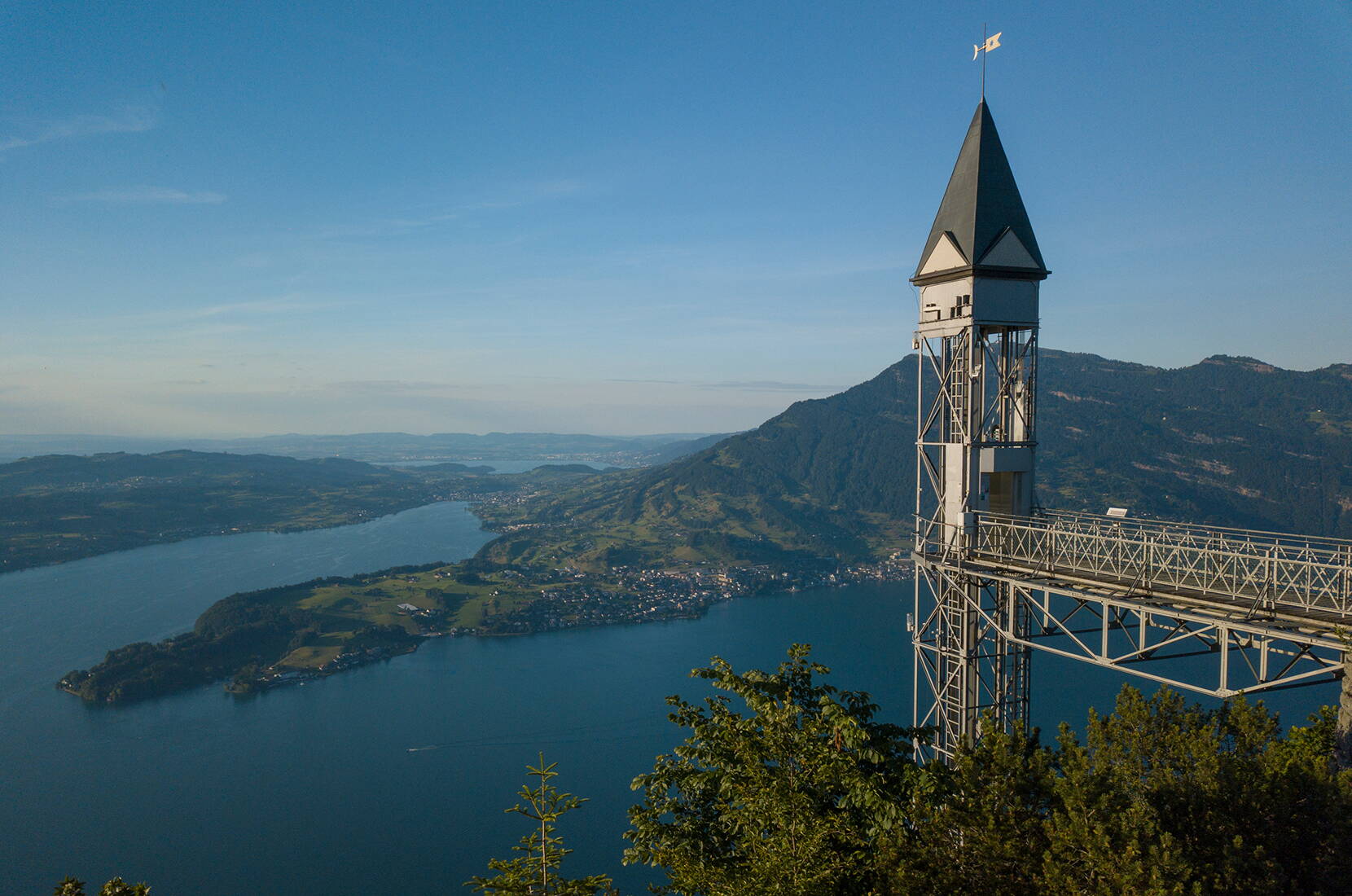 Der auf 1132 Meter gelegene Hammetschwand Lift ist der höchste Aussenlift Europas. Bereits vor 105 Jahren verschlug es den ersten Passagieren des Hammetschwand Lifts den Atem. 