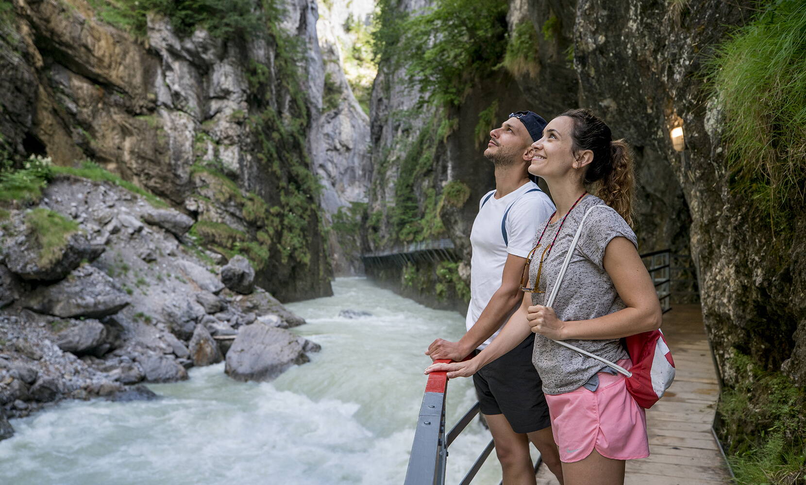 Familienausflug Aareschlucht. Dieses Naturschauspiel lässt sich auf sicherem Steg und durch Tunnels bequem erkunden. Der Ausflug bietet die unterschiedlichsten Eindrücke je nach Witterung und eignet sich sehr gut an sonnigen oder gar heissen Tage.