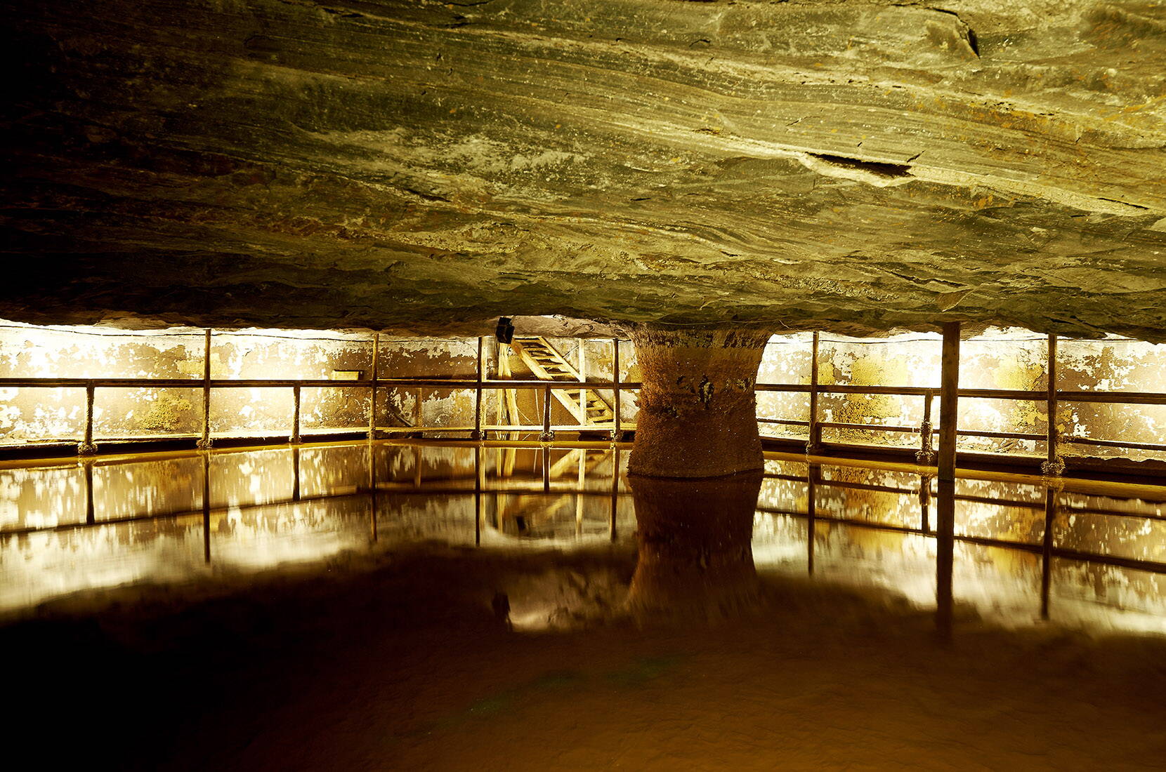 Excursion en famille aux Mines de Sel de Bex. Remonte la roue du temps et pars sur les traces des mineurs à la recherche de «l'or blanc». Découvre les performances impressionnantes que nos ancêtres ont réalisées, entièrement à la main, dans la dernière mine de sel de Suisse encore en activité.