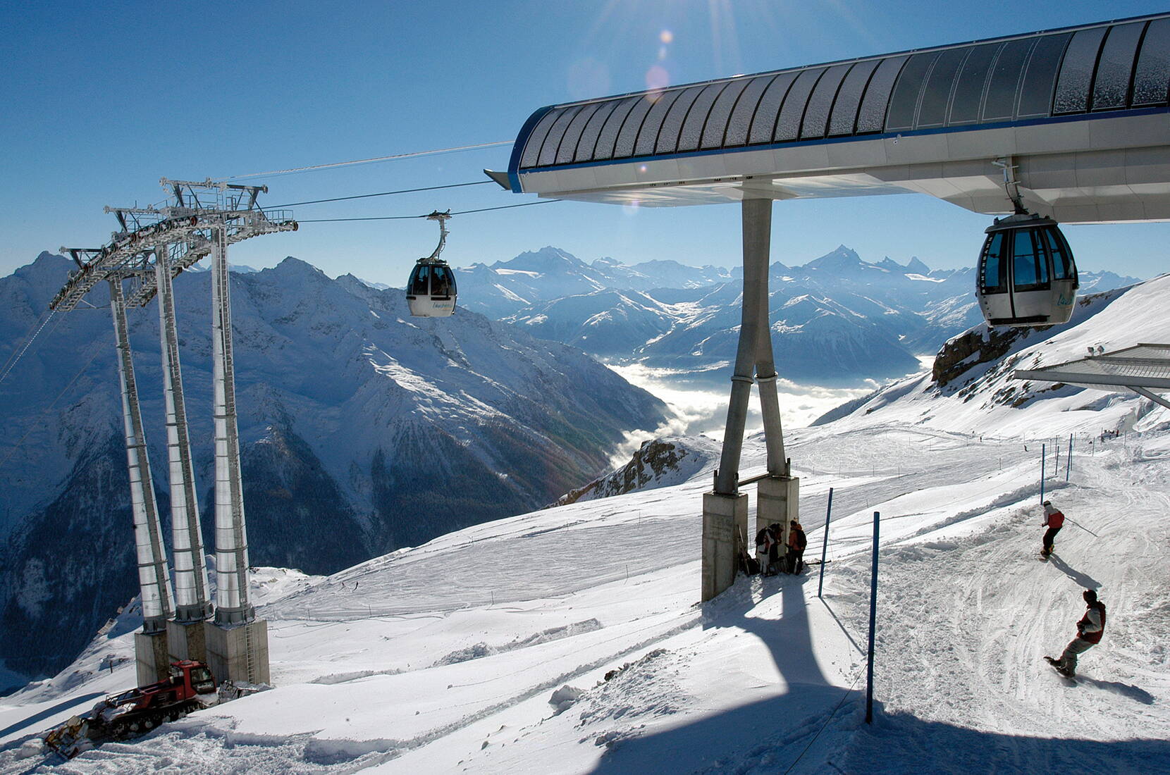 Lauchernalp / Lötschental. Le piste innevate, le piste da sci di fondo perfettamente preparate e i sentieri escursionistici invernali sono facilmente raggiungibili con i mezzi pubblici e grazie al trasporto automobilistico attraverso il Lötschberg. 