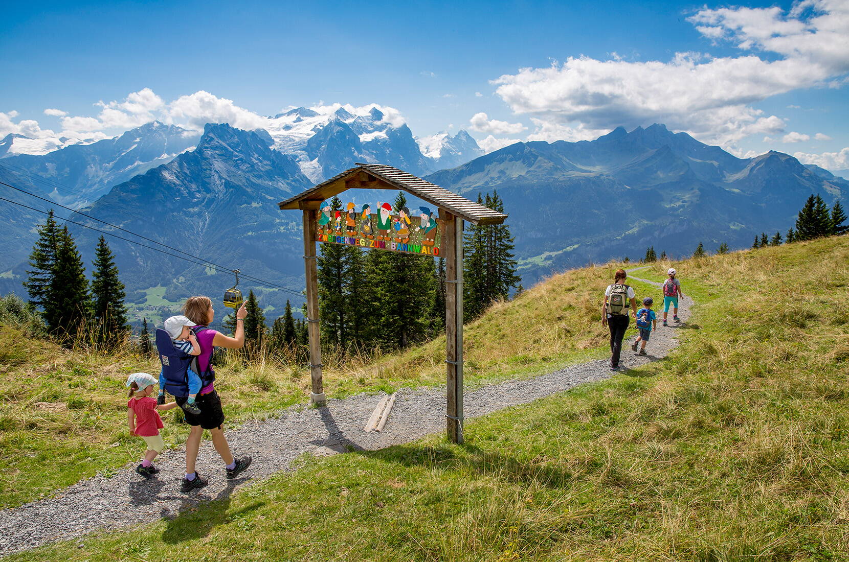 Familienausflug Erlebnisweg Muggestutz. Von den Abenteuern des ältesten Haslizwerges und seinen Freunden gibt es in Meiringen-Hasliberg zwei wunderschöne, erlebnisreiche Muggestutz Zwergenwege.