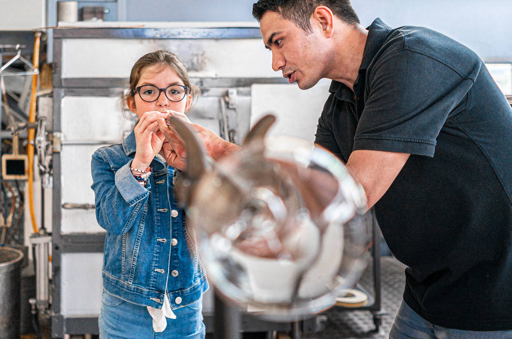 La Glasi Hergiswil existe depuis plus de 200 ans. Aujourd'hui, elle est la seule cristallerie de Suisse où le verre est encore soufflé à la bouche et transformé à la main.