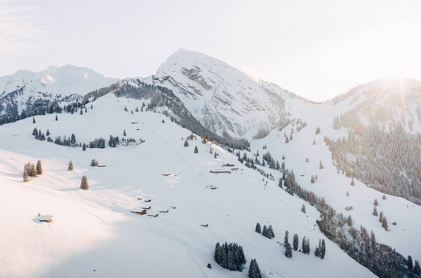 Zoom: Familienausflug Wiriehorn. Geniesse einen wunderschönen Schneesport-Tag im Familien-Skigebiet Wiriehorn. Nebst 17,5 km. Pistenvergnügen erwarten dich zwei präparierte Schlittelwege und familienfreundliche Verpflegungsangebote im Berghotel.