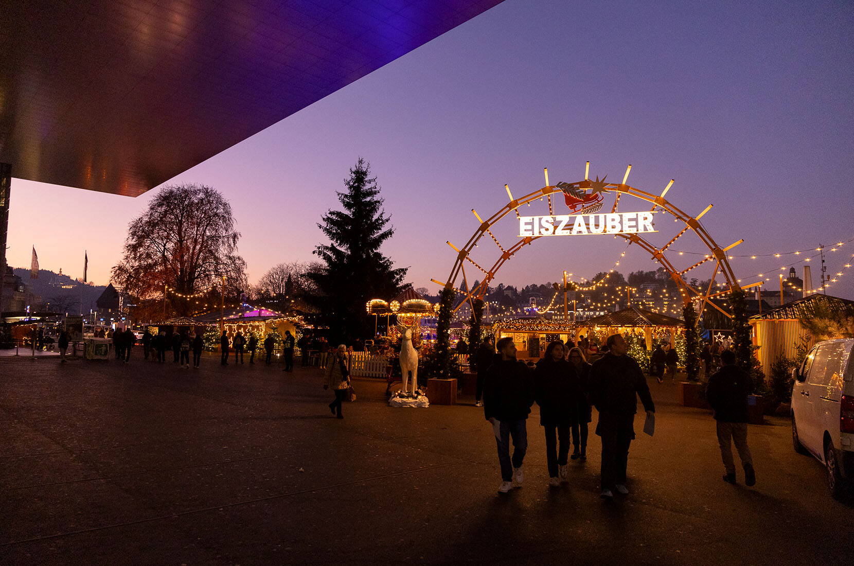 Der atmosphärisch beleuchtete Eiszauber Luzern am Abend - perfekt für das kostenlose Schlittschuhmiete-Angebot für MiBon Premium User