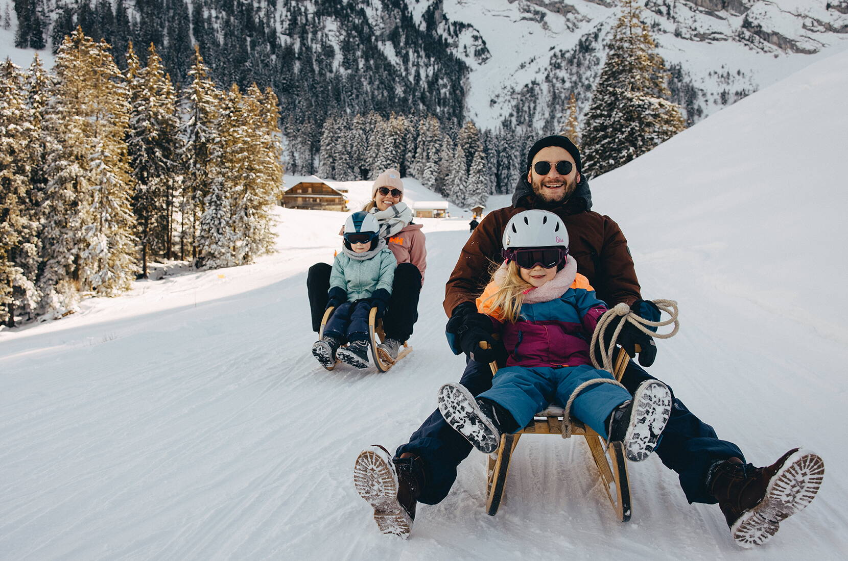 Excursion familiale de luge au Wiriehorn. Avec la nouvelle piste de bifurcation rapide, même les skieurs avancés sont mis à l'épreuve. La descente est longue de 5 kilomètres.