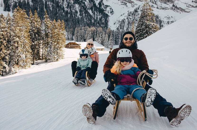 Zoom: Excursion familiale de luge au Wiriehorn. Avec la nouvelle piste de bifurcation rapide, même les skieurs avancés sont mis à l'épreuve. La descente est longue de 5 kilomètres.