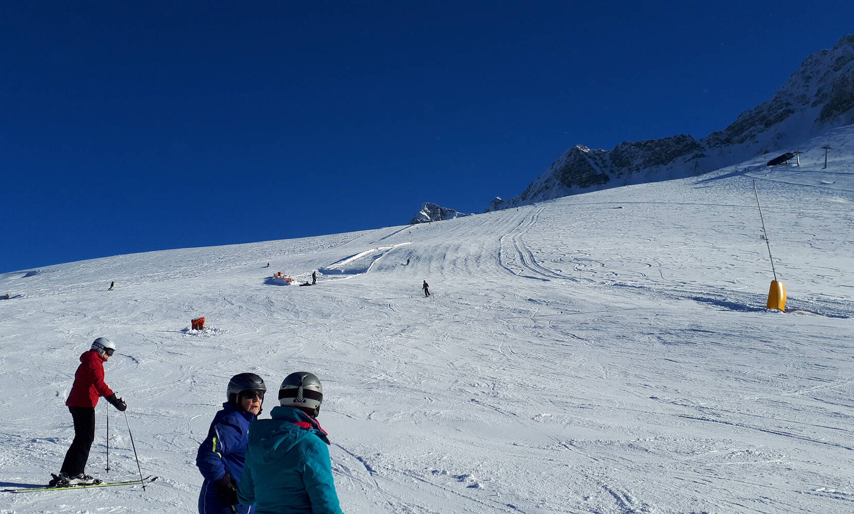 Kaisereggbahnen Schwarzsee. DIE Winterdestination in den Freiburger Alpen! Gross und Klein gelangen bequem nach Schwarzsee, wo direkt beim Parkplatz Gypsera die Sesselbahn ins Skigebiet führt.