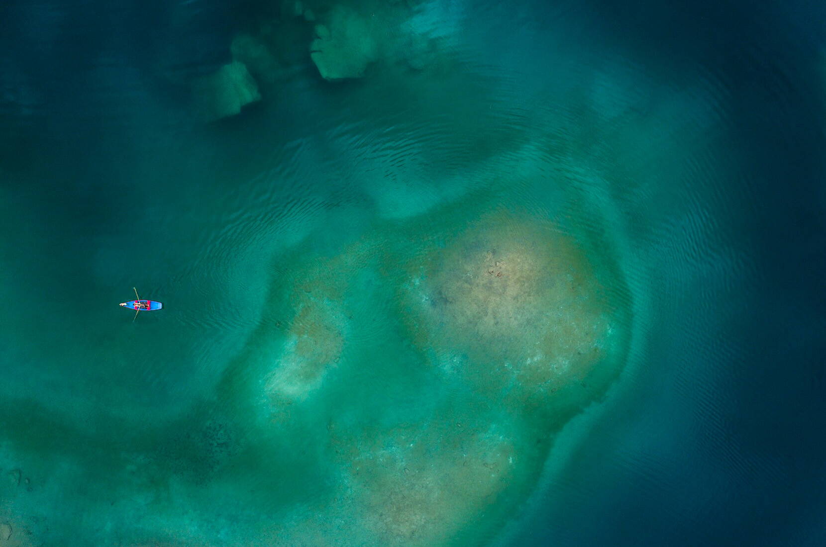 Excursion en famille au lac de Cauma – Le lac de Cauma est entouré de forêts sur trois côtés; une île boisée se trouve au milieu du lac. L'eau est d'un vert turquoise frappant et agréablement fraîche.