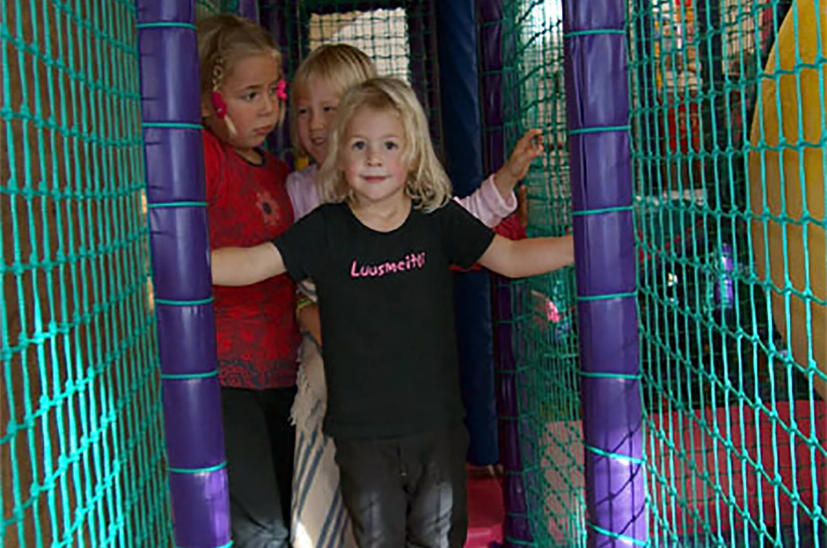 Excursion en famille Funland Thoune-Allmendingen. L'expérience de jeu pour les enfants jusqu'à 11 ans environ. Toboggan géant, toboggan tunnel, rampe d'escalade, coin de jeux pour petits enfants, installation de jeux à plusieurs étages, bistro en libre-service et une piscine à balles à Thoune-Allmendingen.