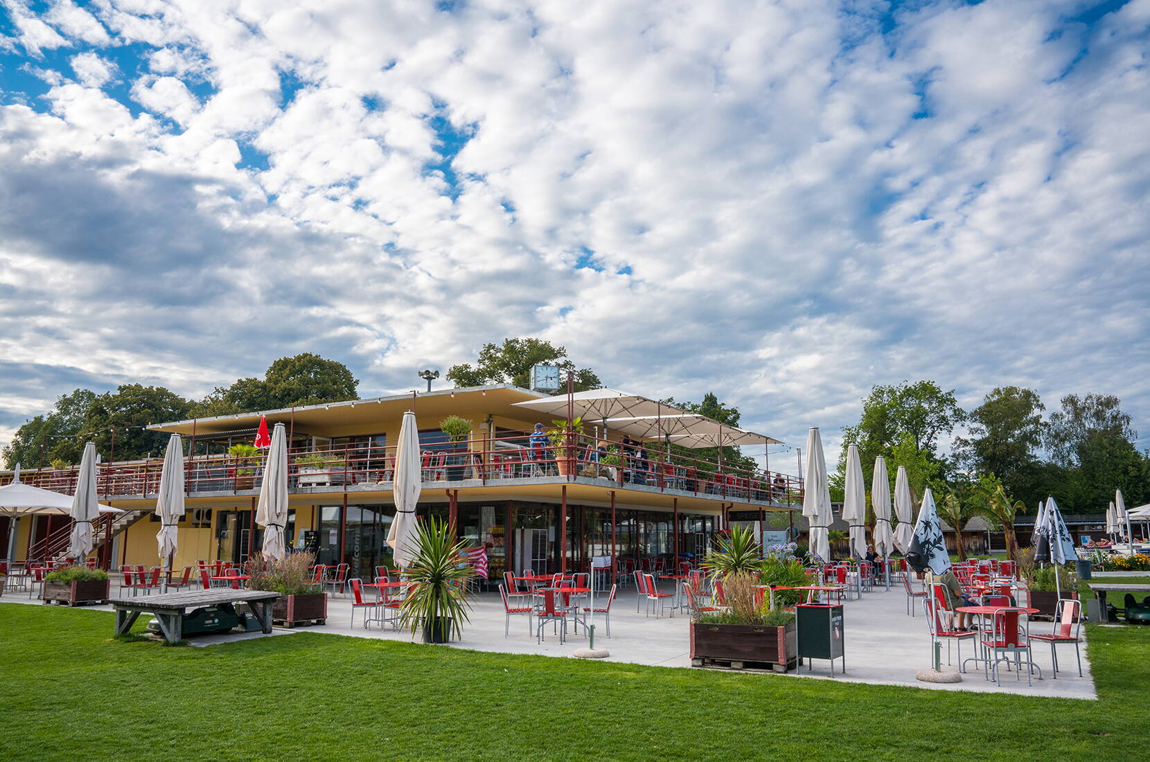 Ausflugsziele Bern – Familienausflug Strandbad Thun. Der Thuner «Strämu» erstreckt sich über 50'000 m² und bietet eine atemberaubende Sicht auf Alpen und Thunersee! Im hinteren Teil der Wiese befindet sich die Kinder- und Familienzone mit Nichtschwimmerbecken und schattigen Liegeplätzen unter den Bäumen.