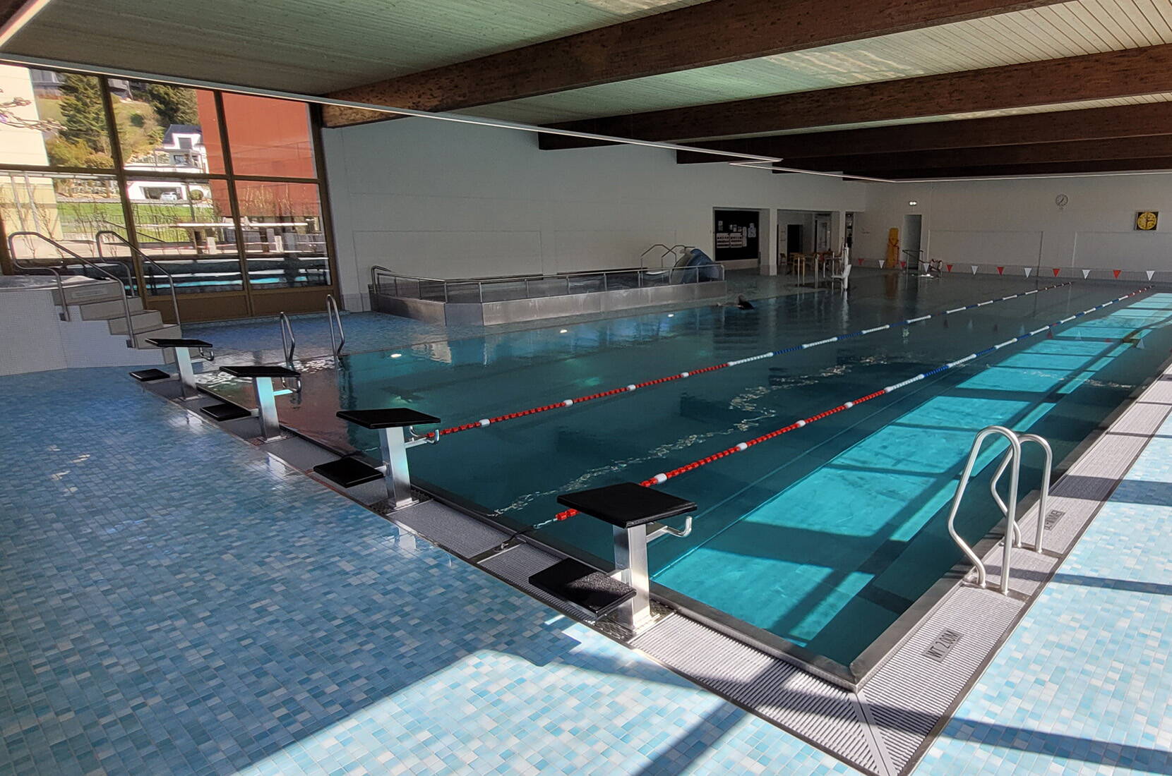 La piscine couverte de Stettlen, située à la Bleichestrasse 1 – en plein cœur du site scolaire de Bleiche – est l’endroit idéal pour s’amuser dans l’eau et se détendre. 