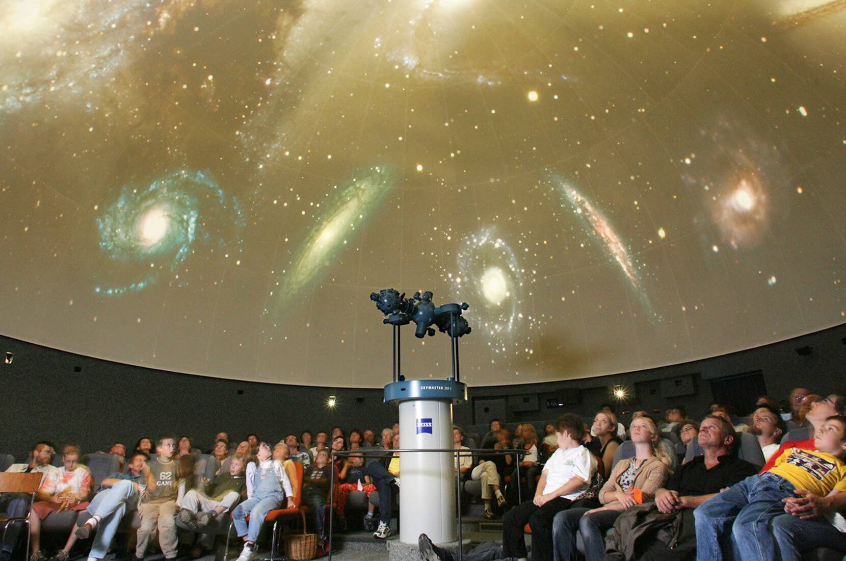 Familienausflug – Lust auf einen Ausflug ins Weltall? Unter der Kuppel des Bodensee Planetariums laden bequeme Sessel zu einer virtuellen Reise durch den Nachthimmel ein.