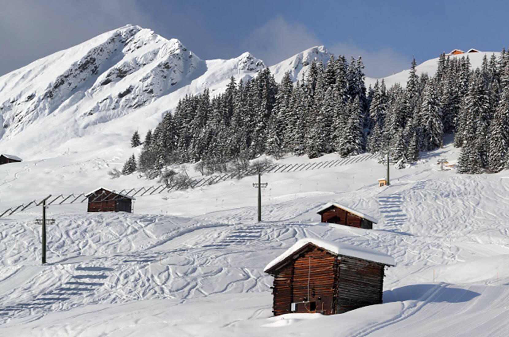 Sci ecologico nella valle Safiental, nei Grigioni. Poiché l'impianto di risalita produce più elettricità di quanta ne serva per il proprio funzionamento, l'energia solare aggiuntiva viene immessa nella rete.