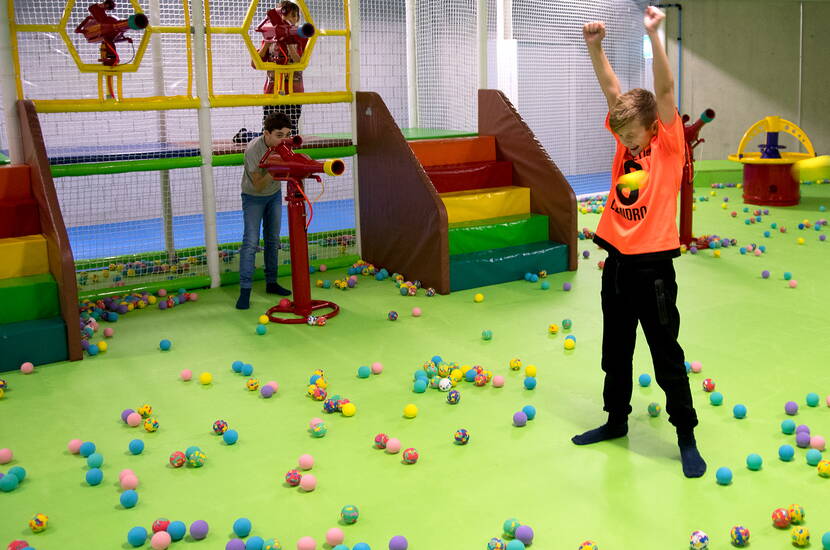 Zoom: Das Wunderland bietet Spass und Action auf 3000 Quadratmetern. Diverse Attraktionen für Kinder von zwei bis zwölf Jahren laden zum Klettern, Rutschen und Duellieren ein.