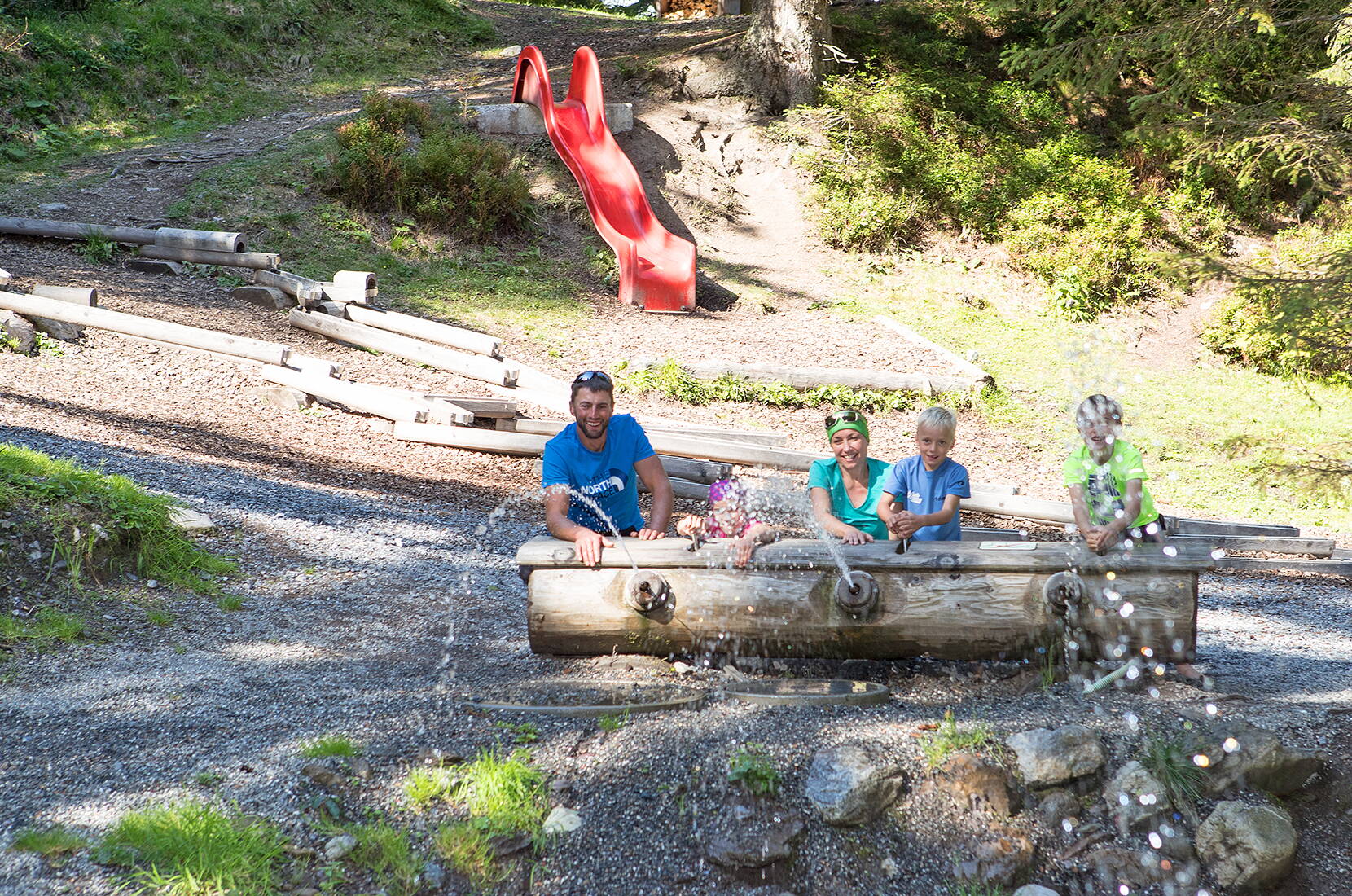 Familienausflug Wasserwald Pizol. Der Wasserspielplatz liegt in einer idyllischen Waldlichtung mit Bach und Wasserfall auf der Furt am Pizol.