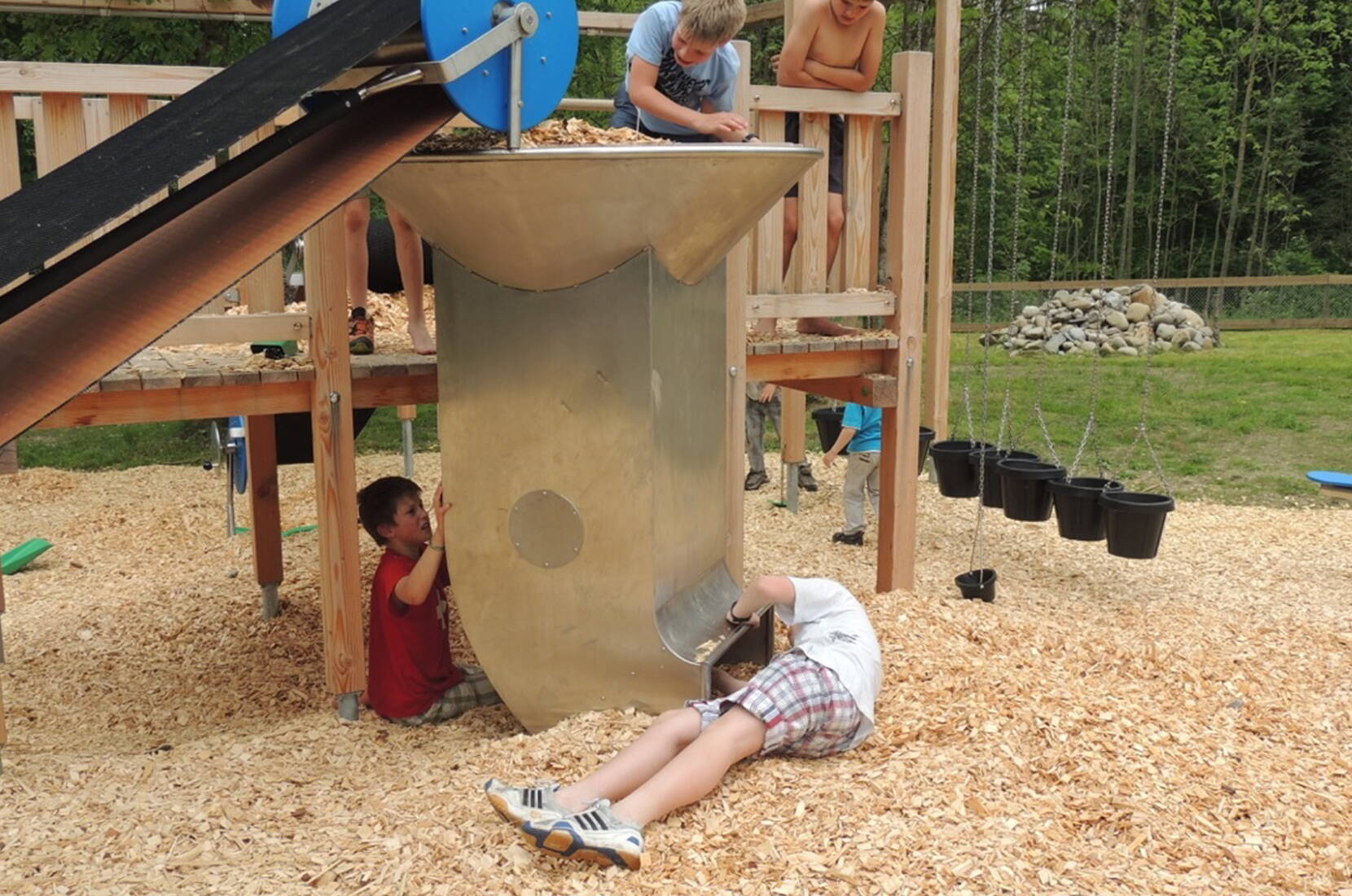 Gita in famiglia al parco giochi intorno all'energia nell'Entlebuch. Nel nuovo parco giochi dell'energia, i bambini possono esplorare in modo giocoso il tema delle energie rinnovabili. Allo stesso tempo, possono utilizzare le proprie riserve di energia e sfogarsi sulle numerose attrezzature del parco giochi.