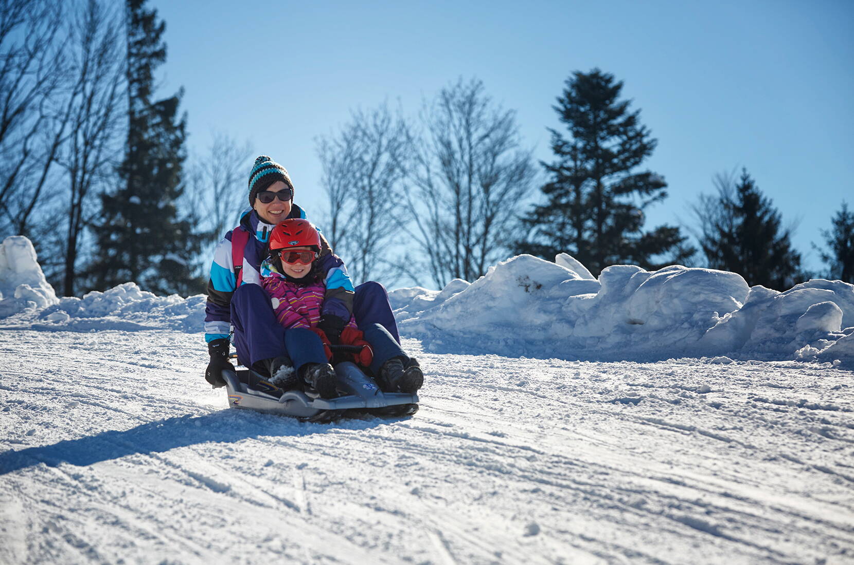 Bei genügend Schnee geht die rassige Fahrt auf der Schlittelstrasse ab Bergstation Zugerberg 2.5 km hinunter bis zur Talstation Schönegg – Spass garantiert für die ganze Familie. 