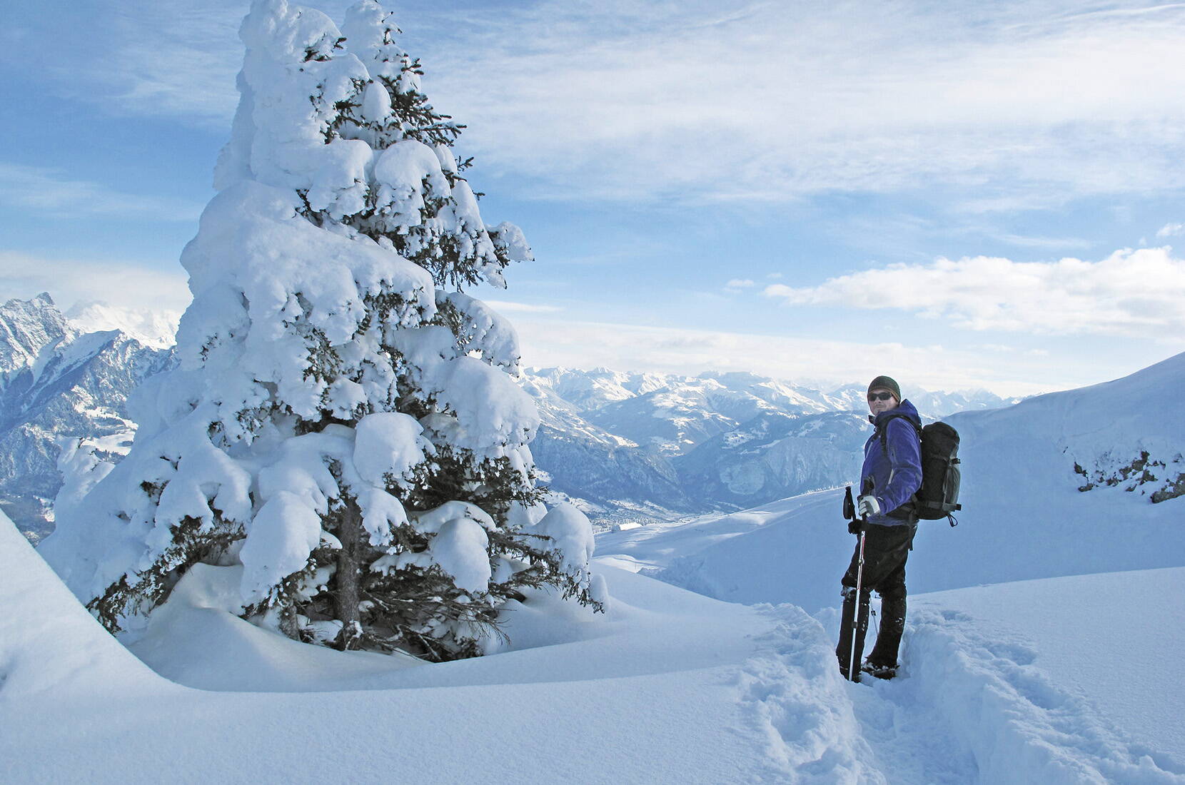 Familienausflug Wintersport Pizol. Rund um den Gipfel eröffnet sich eine einzigartige Naturlandschaft mit atemberaubender Panoramasicht über die Alpen der Ostschweiz und des Vorarlbergs bis über den Bodensee.