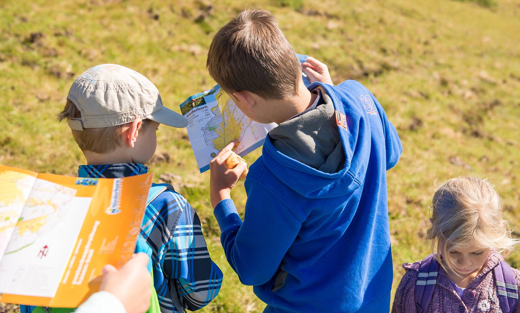 Excursion familiale à la course d'orientation alpine du Niederhorn. Il existe un parcours adapté à chaque âge et à chaque niveau. Une recherche passionnante et une orientation judicieuse procurent un grand plaisir à toutes les générations. L'expérience de vie de la grand-mère peut apporter la décision nécessaire pour arriver au but.